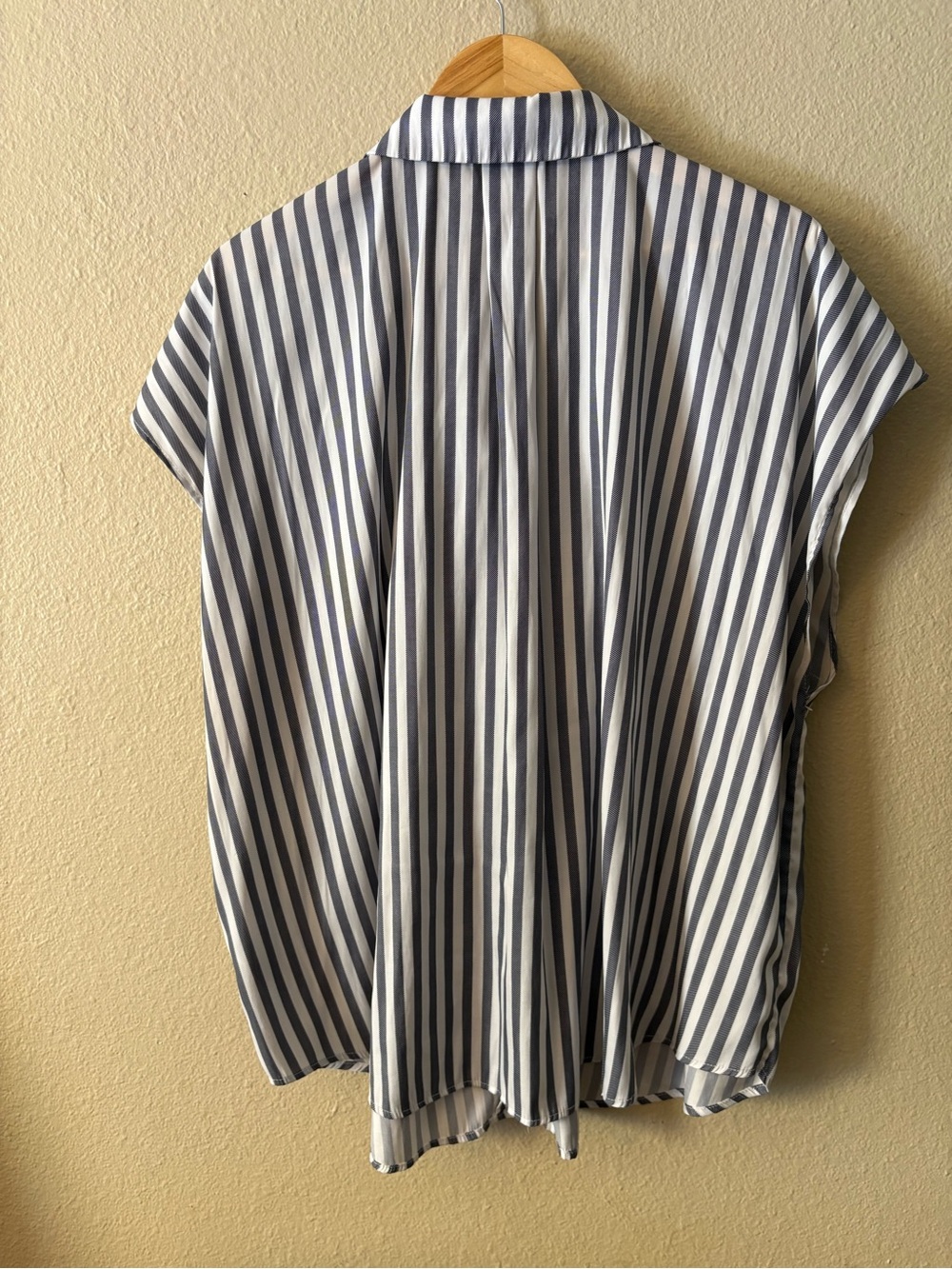 T Tahari Women's 3X Gray White Stripe Button Down Blouse Cap Sleeve Plus - Picture 2 of 9